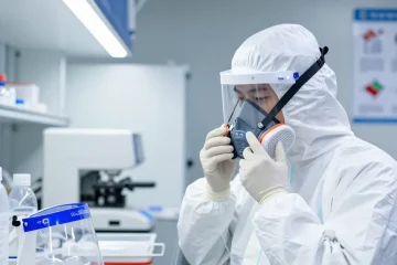 Proper application of masque protection in a cleanroom with safety gear.